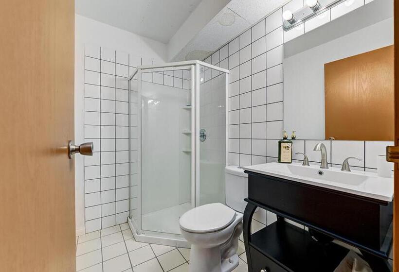 בית מלון כפרי Airport Traveller S Inn