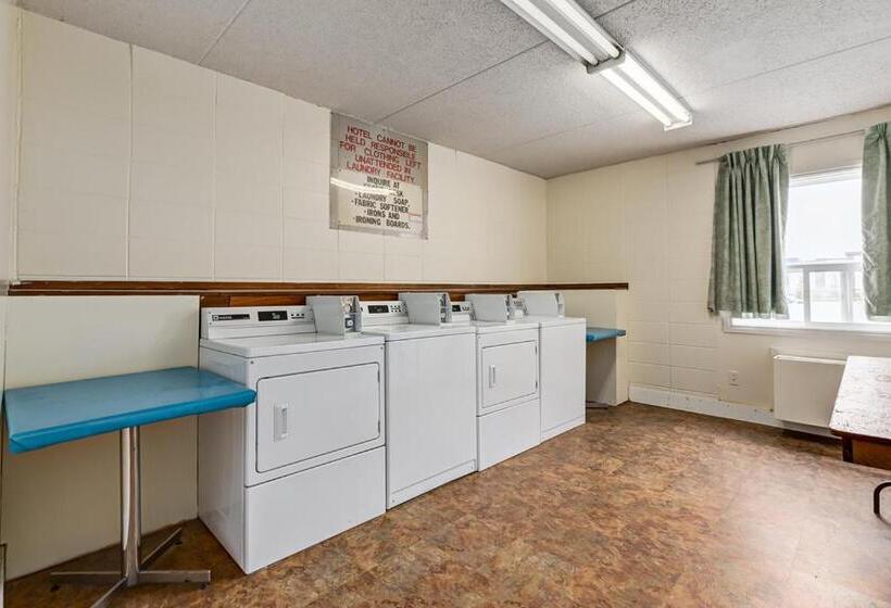 בית מלון כפרי Airport Traveller S Inn