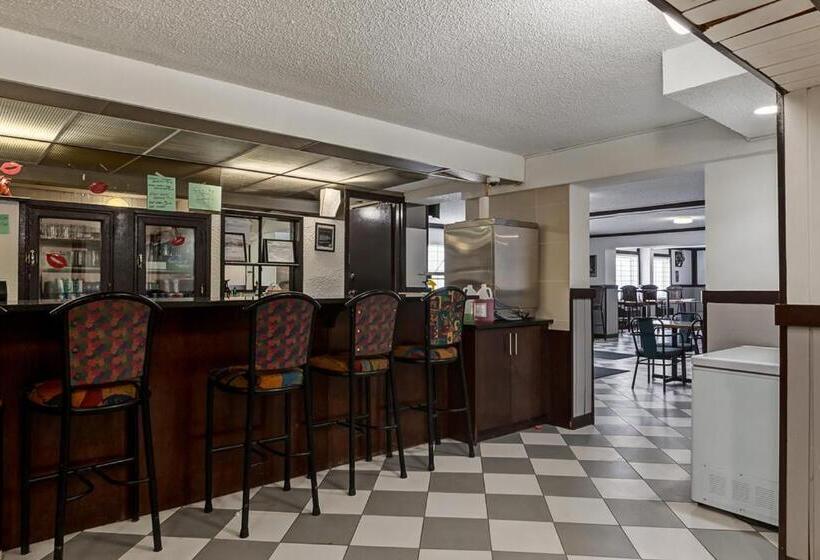 בית מלון כפרי Airport Traveller S Inn