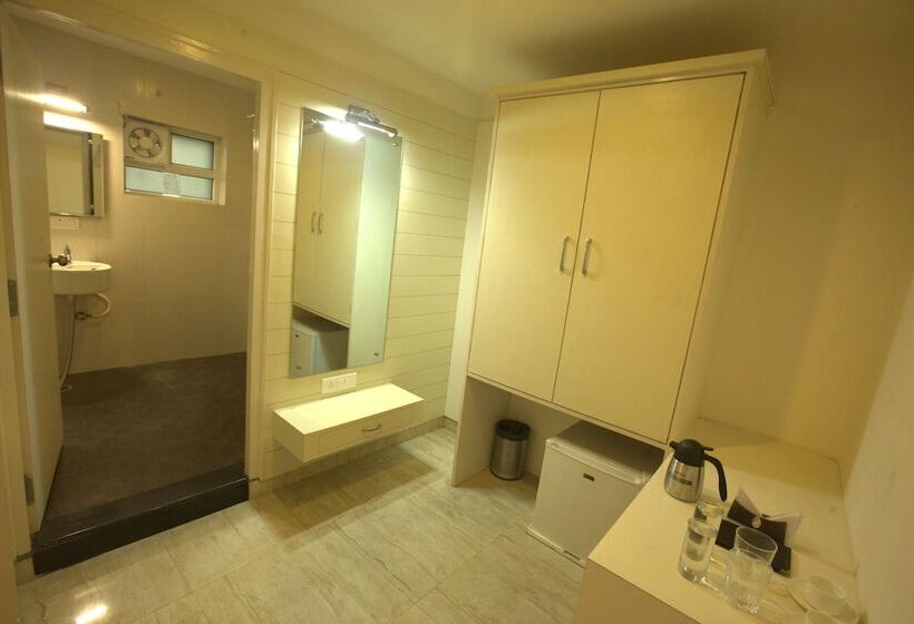 Отель Royal Shades