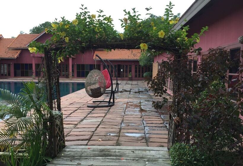 Отель Chiangmai Royal Creek