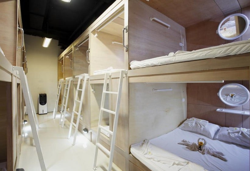 캡슐 호텔 WhyNot Backpackers