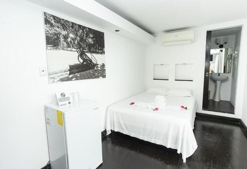 בית מלון כפרי El Faro Containers Beach