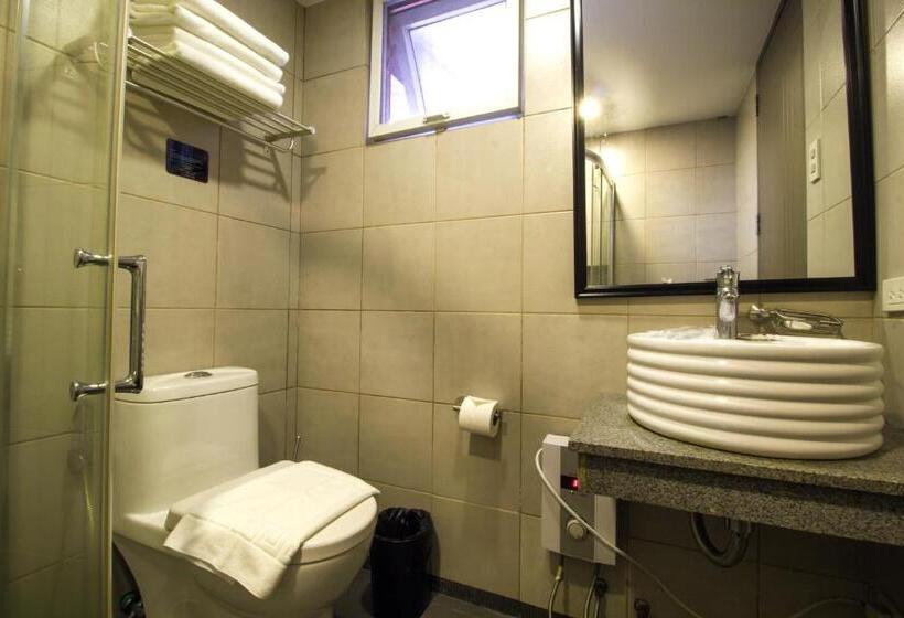 Jade Hotel And Suites