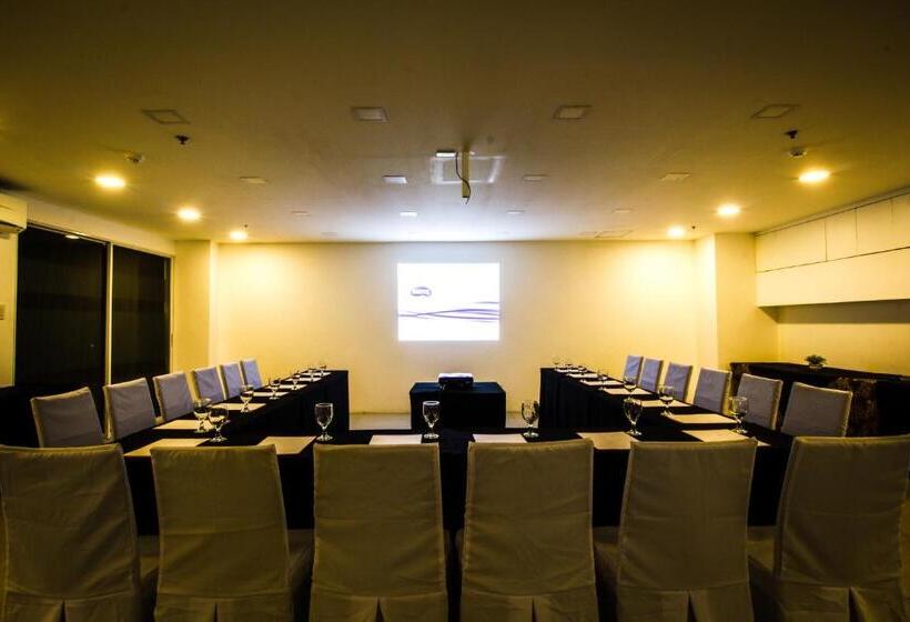 Jade Hotel And Suites