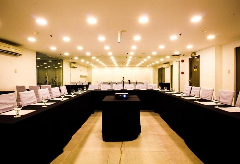 Jade Hotel And Suites