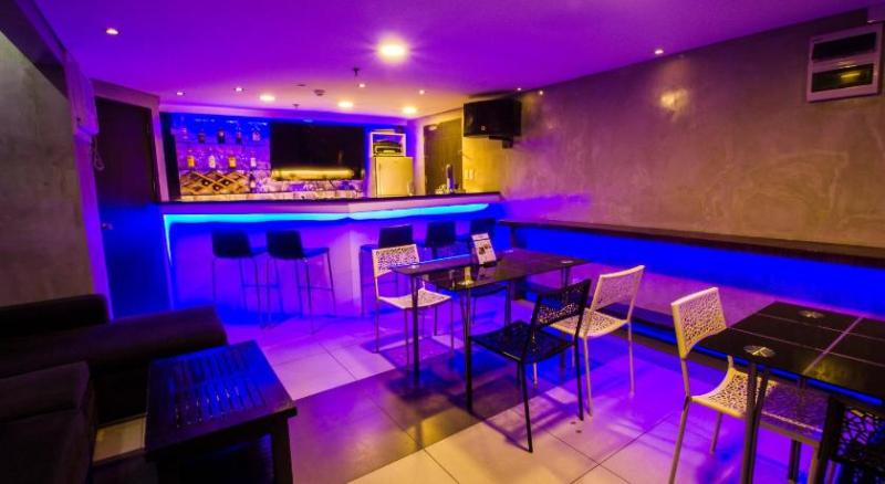 Jade Hotel And Suites