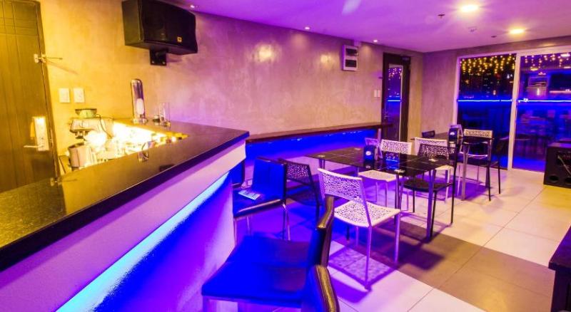 Jade Hotel And Suites