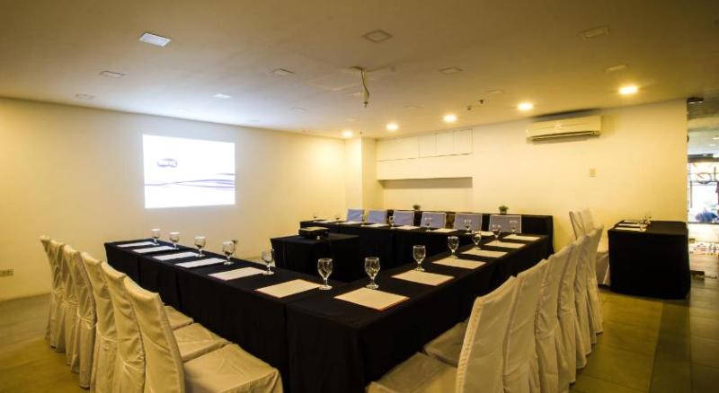 Jade Hotel And Suites