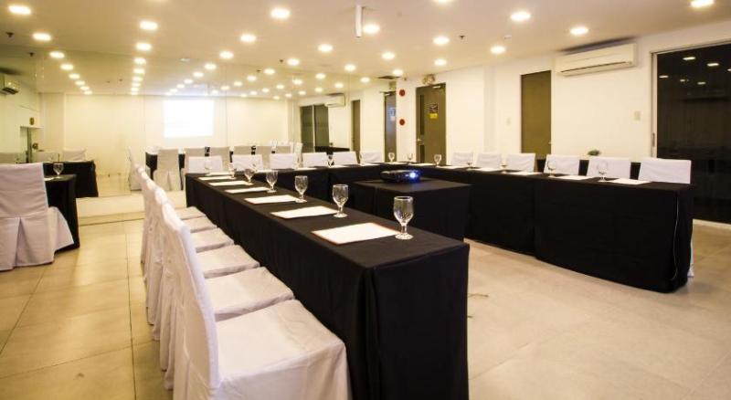 Jade Hotel And Suites