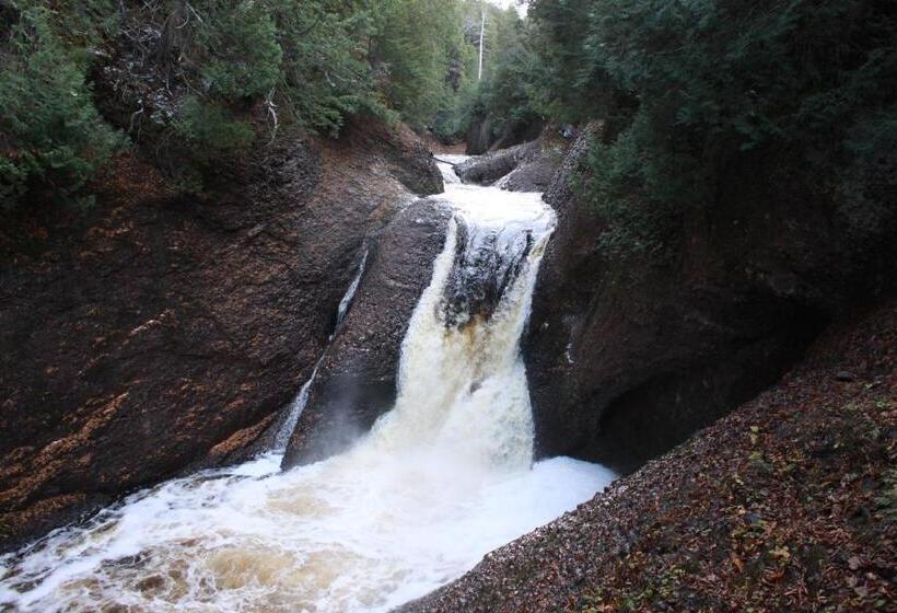 فندق North Ironwood Acres   Black River Lodge