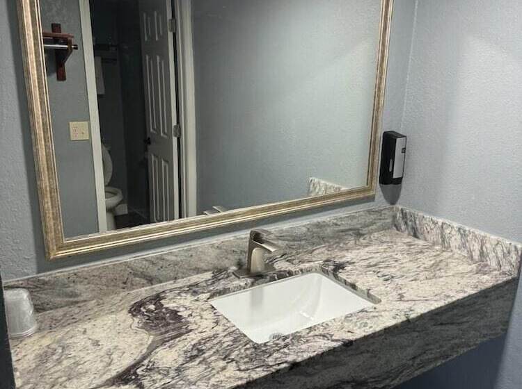 فندق على الطريق Midtown Lodge