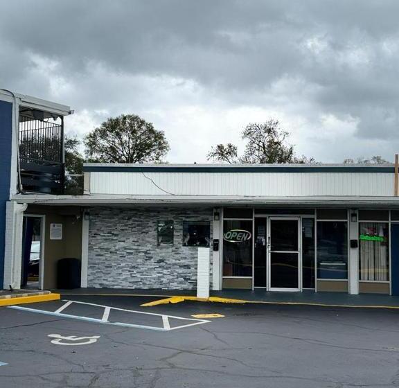 فندق على الطريق Midtown Lodge