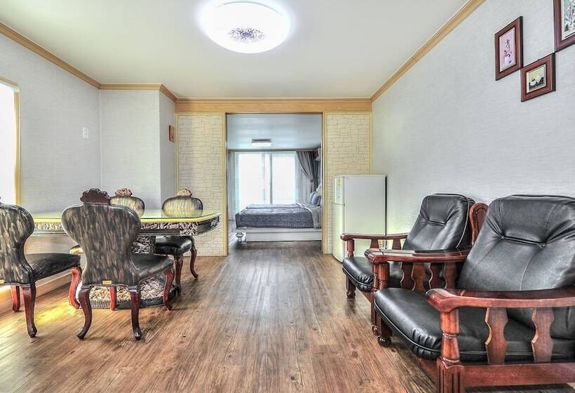 Sokcho Esher House Pension