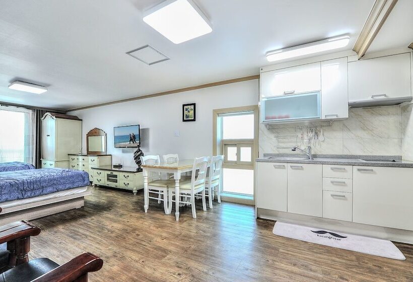 Sokcho Esher House Pension