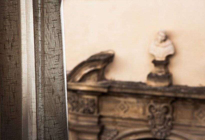 تختخواب و صبحانه Central Gallery Rooms Palazzo D Ali  Staiti Xix