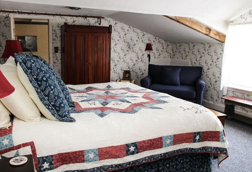 تختخواب و صبحانه The Nutmeg Inn