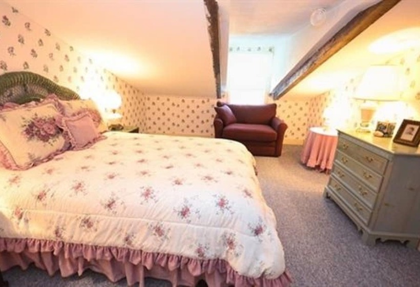 تختخواب و صبحانه The Nutmeg Inn