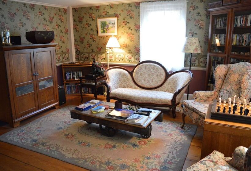 تختخواب و صبحانه The Nutmeg Inn