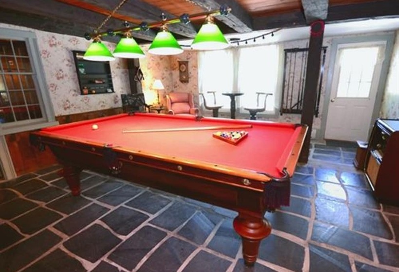 تختخواب و صبحانه The Nutmeg Inn