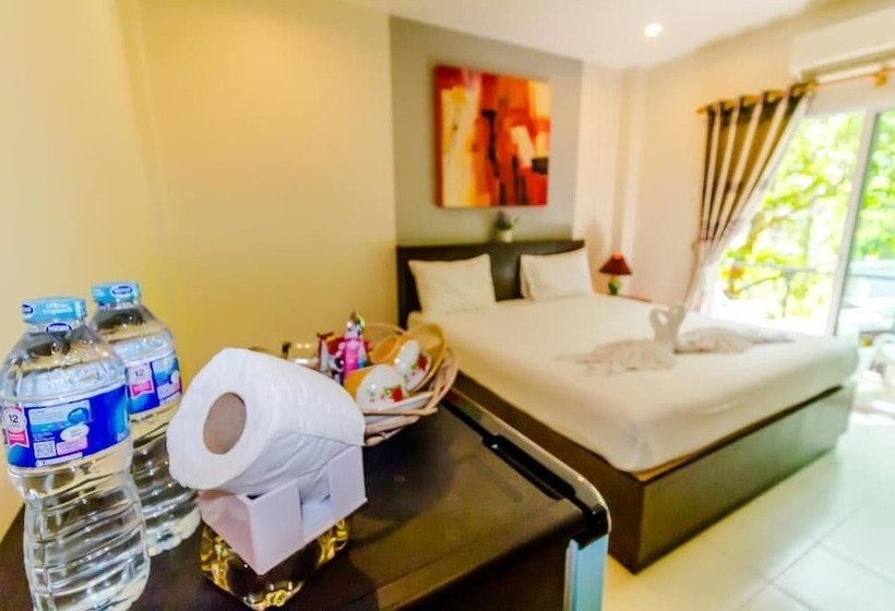 בית מלון כפרי Baan Yuyen Karon Guesthouse