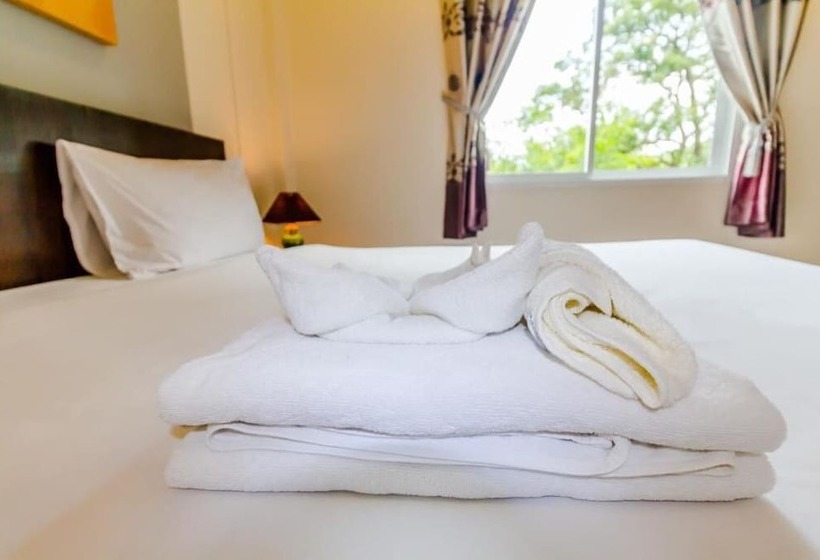 בית מלון כפרי Baan Yuyen Karon Guesthouse