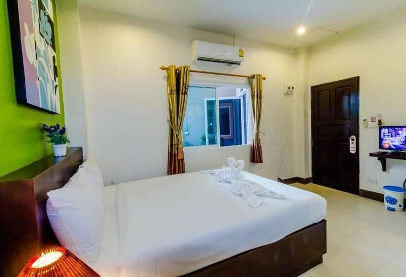 בית מלון כפרי Baan Yuyen Karon Guesthouse