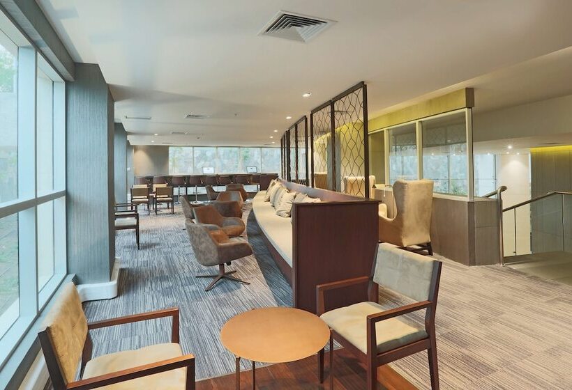 Отель Doubletree By Hilton Santiago Kennedy