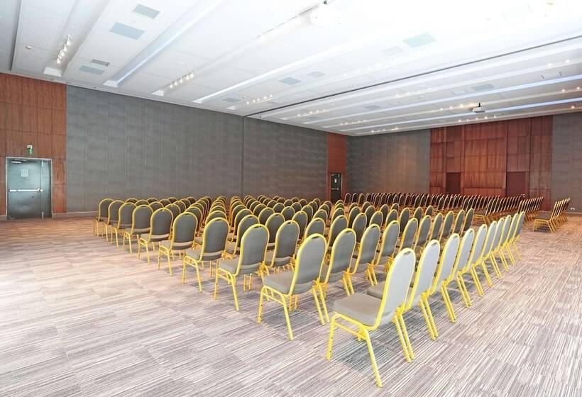 Отель Doubletree By Hilton Santiago Kennedy