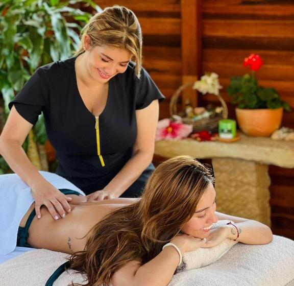 فندق Hicasua Y Centro De Convenciones