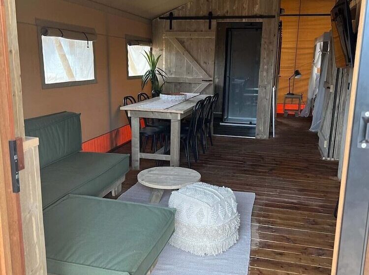 בית מלון כפרי Ingenia Holidays One Mile Beach