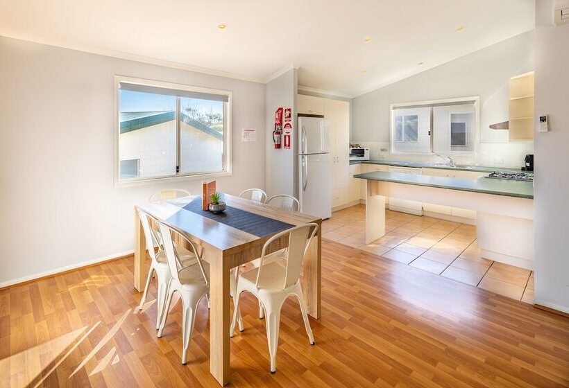 בית מלון כפרי Ingenia Holidays One Mile Beach