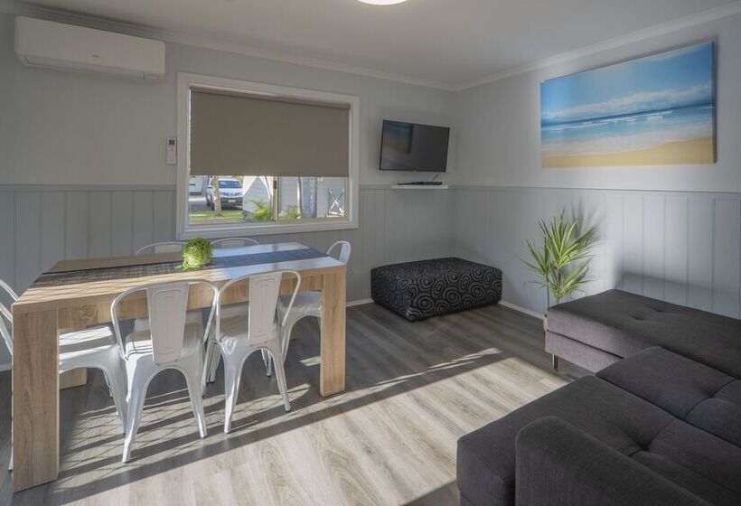 בית מלון כפרי Ingenia Holidays One Mile Beach