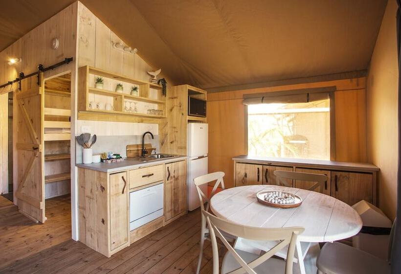 בית מלון כפרי Ingenia Holidays One Mile Beach