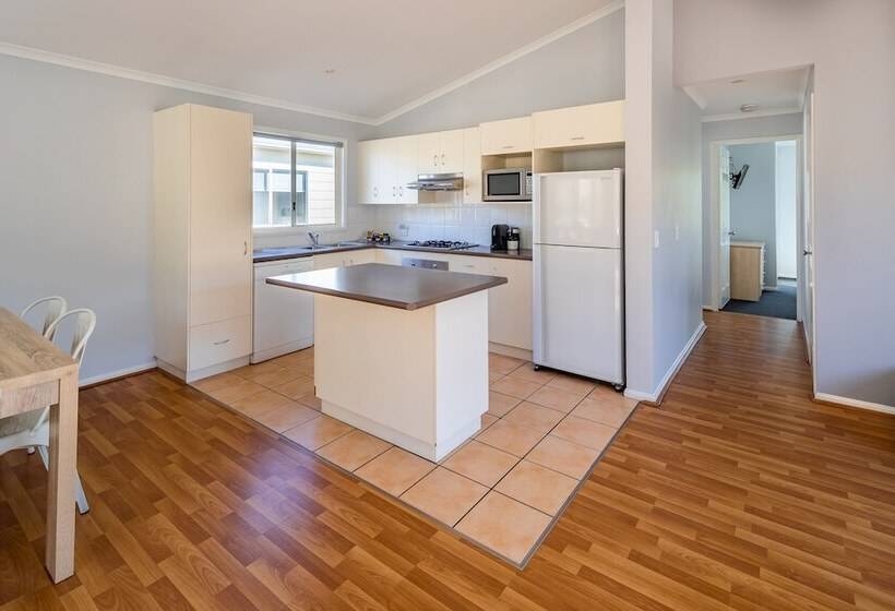 בית מלון כפרי Ingenia Holidays One Mile Beach