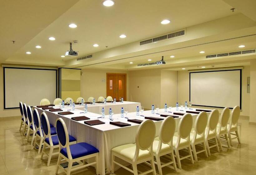 هتل Levatio Suites Muscat, A Member Of Radisson Individuals