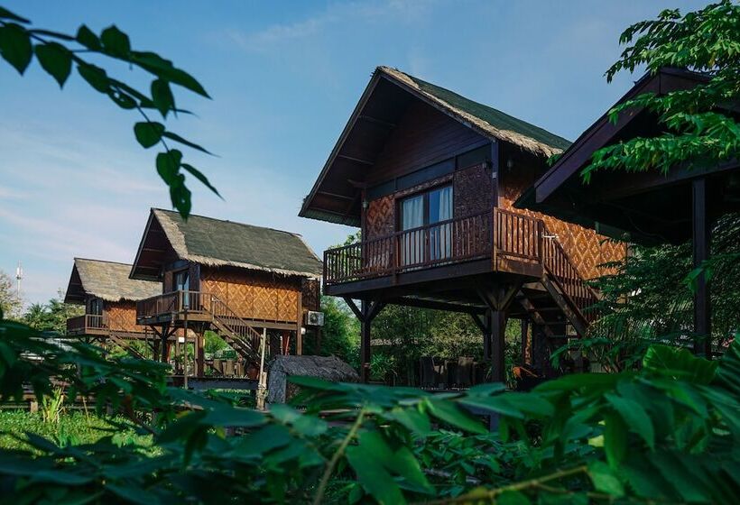 Отель The Gemalai Village