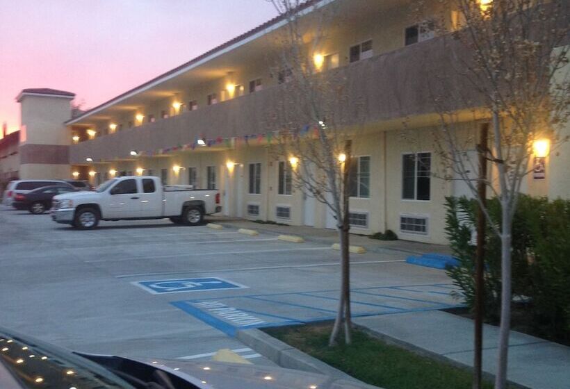 فندق على الطريق America Inn & Suites