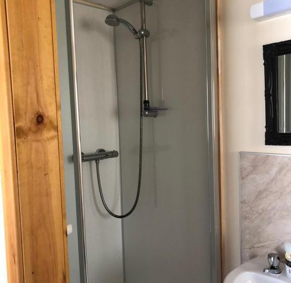 1 Lochness Rooms&hostel