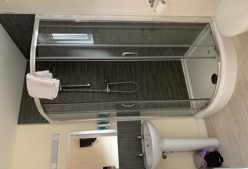 1 Lochness Rooms&hostel