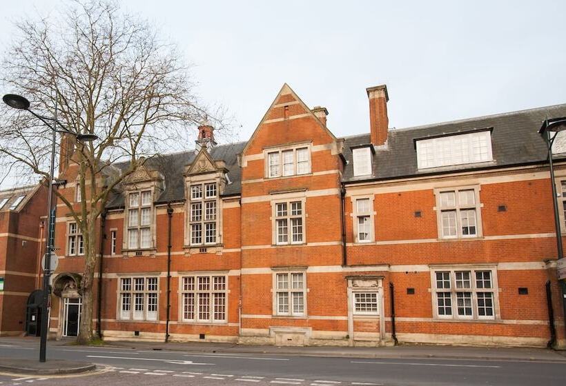 Comfortable Swindon Town Centre Apartments, Free Parking, Sleeps Up To 8