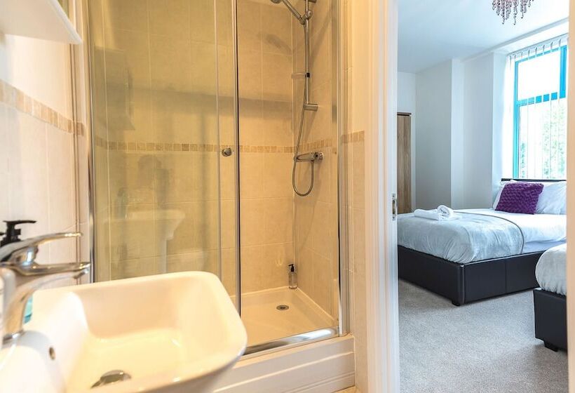 Comfortable Swindon Town Centre Apartments, Free Parking, Sleeps Up To 8