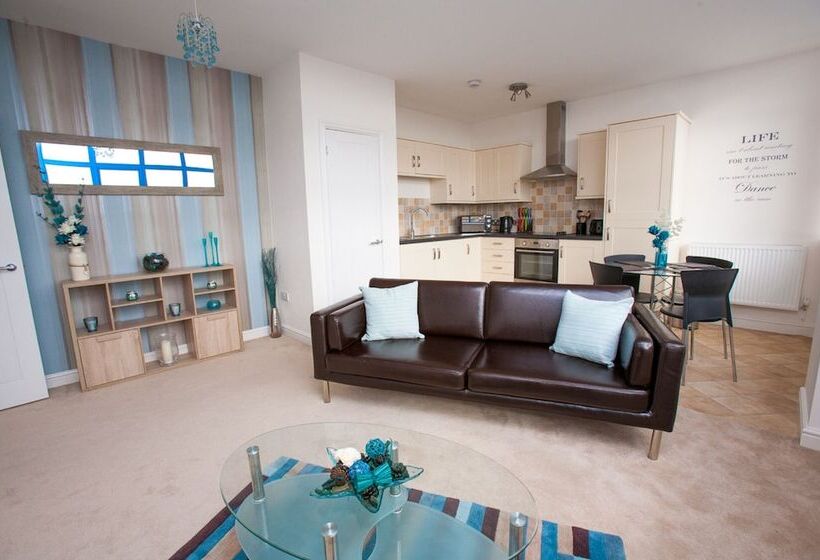 Comfortable Swindon Town Centre Apartments, Free Parking, Sleeps Up To 8
