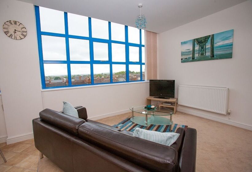 Comfortable Swindon Town Centre Apartments, Free Parking, Sleeps Up To 8