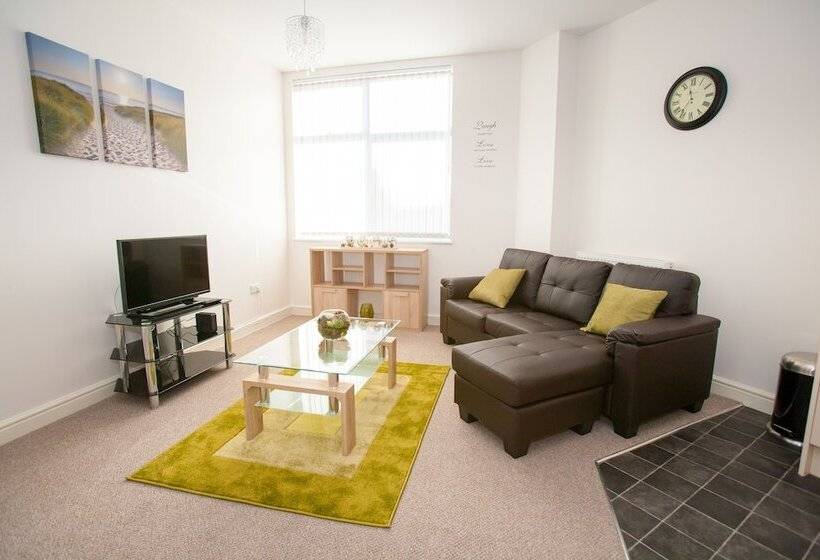 Comfortable Swindon Town Centre Apartments, Free Parking, Sleeps Up To 8