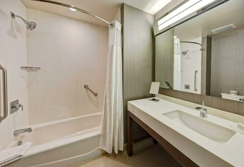 فندق Courtyard By Marriott Kansas City Downtown/convention Center