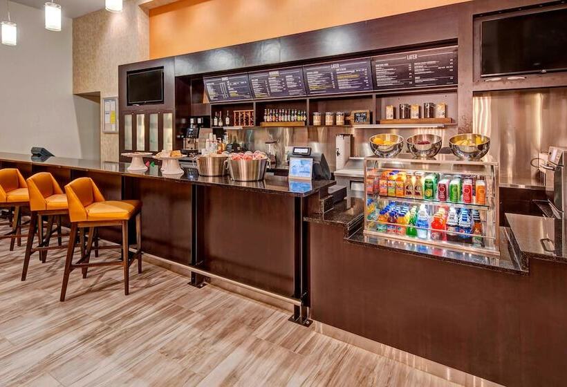 فندق Courtyard By Marriott Kansas City Downtown/convention Center