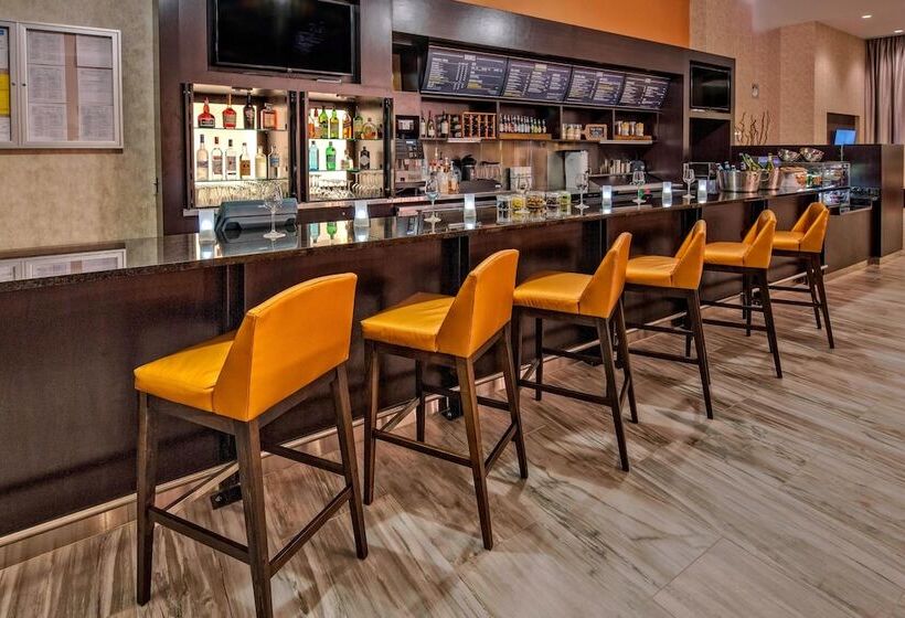 فندق Courtyard By Marriott Kansas City Downtown/convention Center