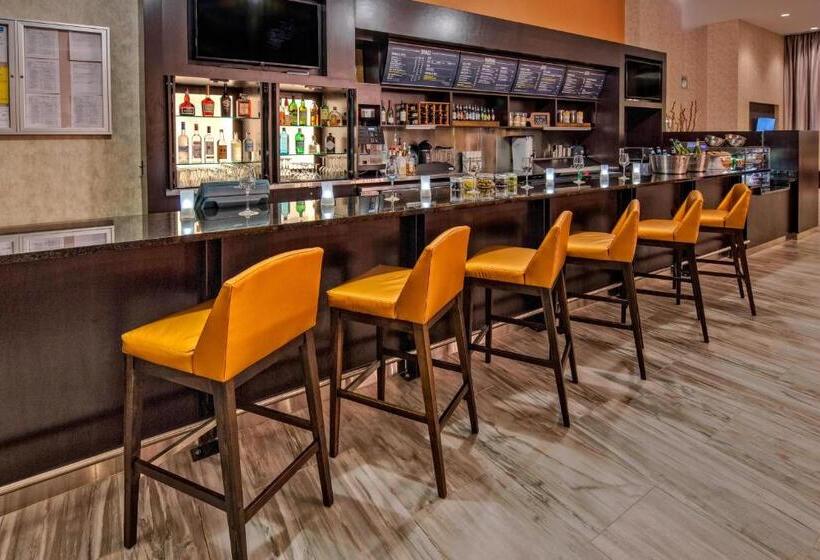 فندق Courtyard By Marriott Kansas City Downtown/convention Center