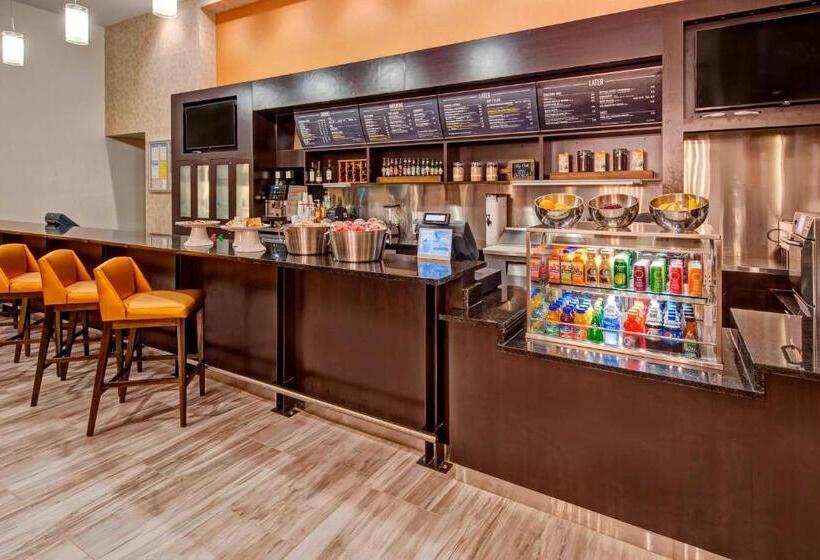 فندق Courtyard By Marriott Kansas City Downtown/convention Center